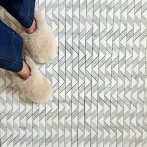 Dreieckige Marmormosaikfliese mit polierten Carrara- und Thassos-Aromen