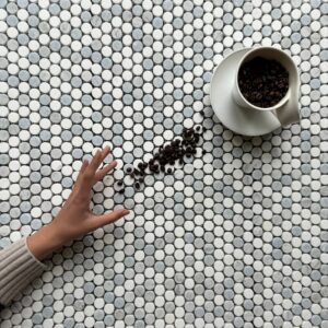 Mosaik aus blau-hellblauem und weißem Marmor (Penny Round)