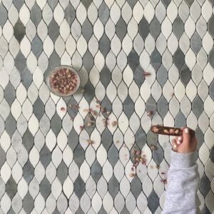 Längliche Tropfenform, Weiß und Carrara mit blauem Polierton